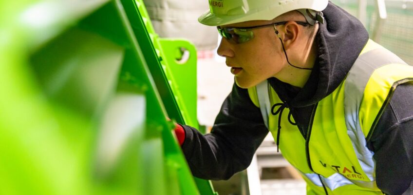 Radnik u zaštitnoj opremi u industrijskom proizvodnom pogonu